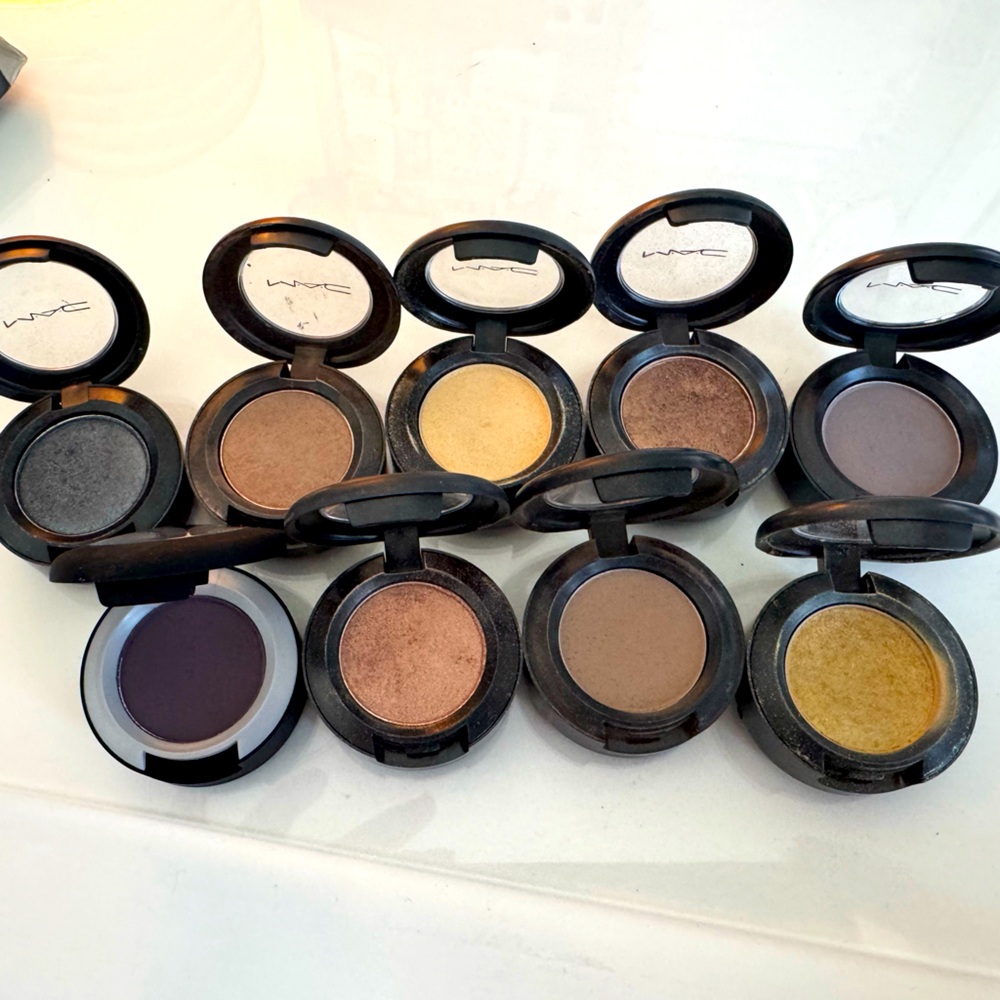 Lot of 9 Mac eyeshadows